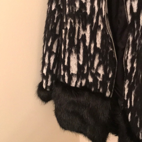 Chic to the bone! Black&White Blazer-Faux Fur Base - Picture 3 of 3